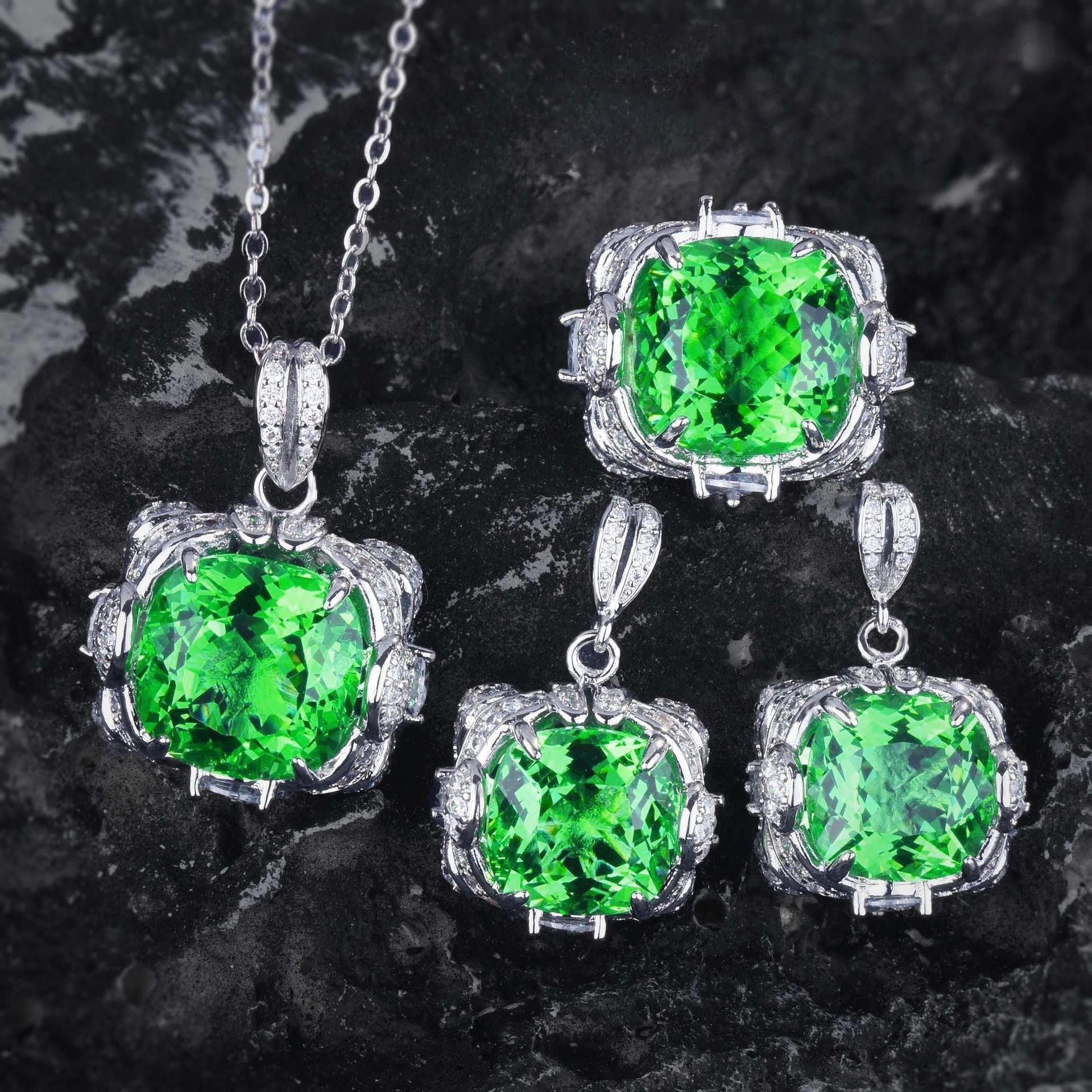 Velora Thandrelle Emerald Green Set | White Gold 14k